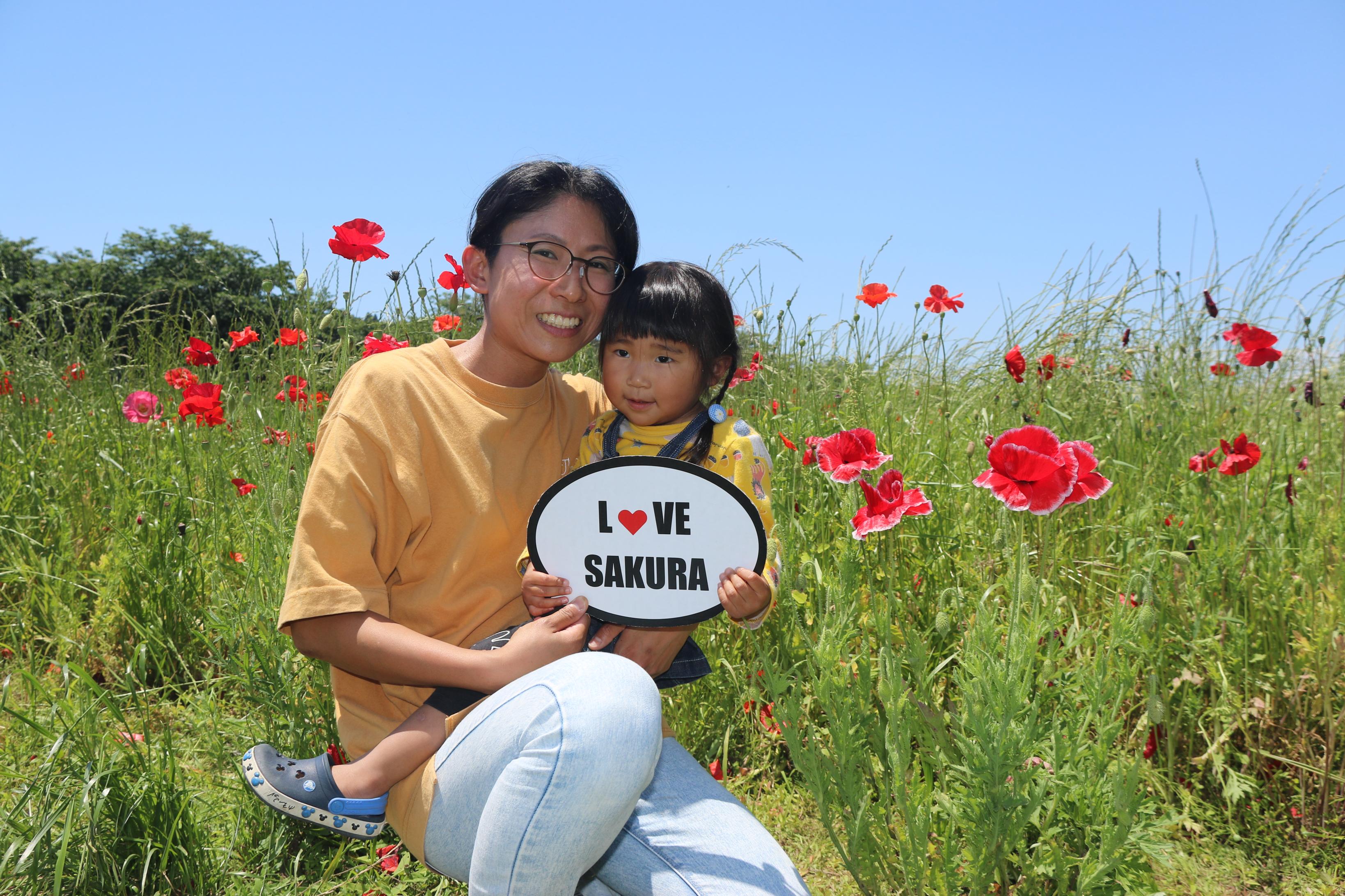 ポピー畑にいる女性と子どもの写真2 ポピー畑にいる女性と子どもの写真2