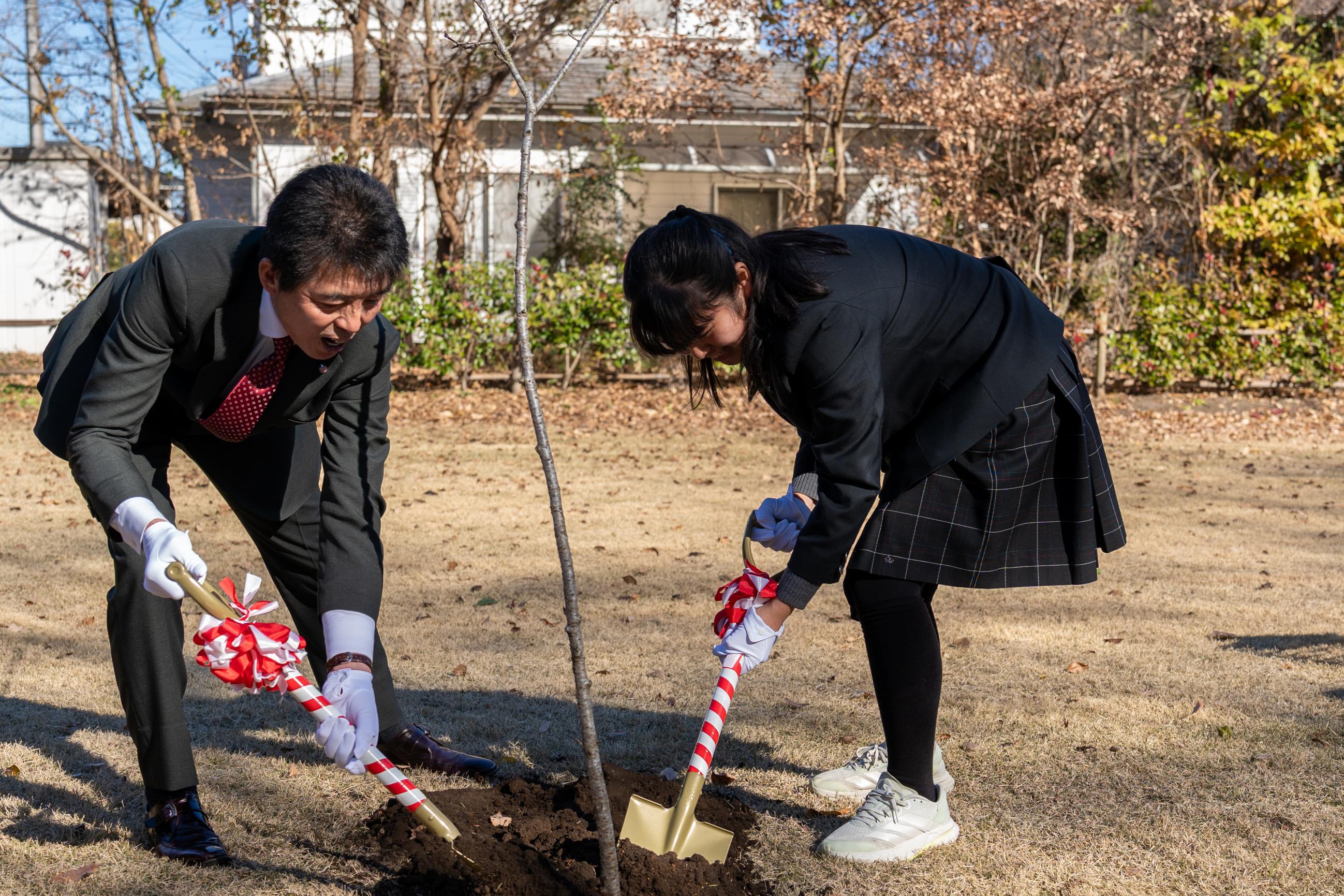 市長と生徒が植樹をしている写真